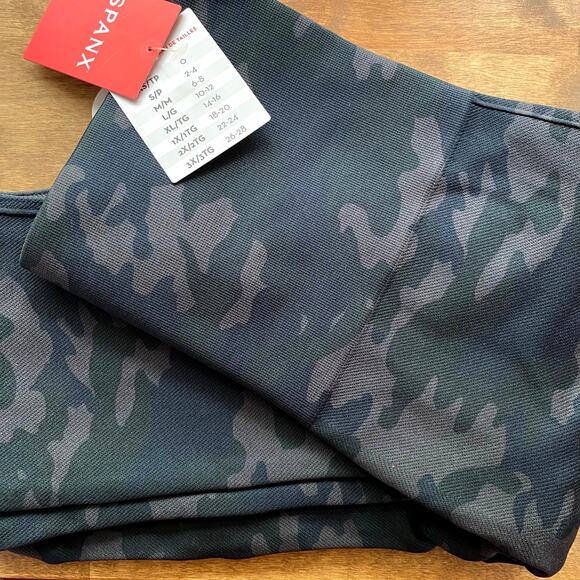 SPANX Look At Me Now Cropped Seamless Leggings Womens M Black Camo Compression - Picture 2 of 9